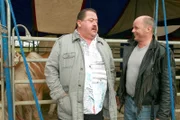 Geschickt befragt Korbinian Hofer (Joseph Hannesschläger, l.) Carl Radek (Michael Schernthaner), denn der ahnt nicht, dass Hofer in einem Mordfall ermittelt.