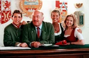 "Schlosshotel Orth", "Eine neue Chance." Unter Evas Betreuung schreitet Sissys Genesung gut voran. Wenzel und Georg sind zuversichtlich, dass auch ihre Lähmung eines Tages wieder verschwindet. Doch Sissy ist verzweifelt. Sie kann nicht glauben, dass Georg sie auch als Krüppel liebt. Auf Wenzel wartet indes im Schlosshotel eine Überraschung: Seine französische Freundin kommt auf Besuch. Dabei muss er sich noch um die kleine Katrin Altmann kümmern, die sich nach einem Kutschenunfall plötzlich an gar nichts mehr erinnert. Vor allem nicht an die geplante Scheidung ihrer Eltern. Im Bild (v.li.): Andreas Ban (Lukas Stritzel), Hans Kraemmer (Josef Schimek), Johanna Hohloch (Agnes), Birgit Linauer (Pepi).