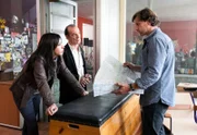 ARD/MDR TATORT, "Kinderland", Regie Thomas Jauch / Kamera Clemens Messow, am Sonntag um 20:15 Uhr im ERSTEN. Gerd Tremmel (Hendrik Duryn, rechts), der Leiter des Vereins "Kinderland e.V." erklärt den Kommissaren Eva Saalfeld (Simone Thomalla, links) und Andreas Keppler (Martin Wuttke, Mitte), an welchen Plätzen die obdachlosen Jugendlichen anschaffen gehen.