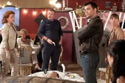 "Soko Kitzbühel", "Krimi ŕ la Carte." "Krimi ŕ la Carte", das ist Theater und Dinner in einem. Und selten aber doch auch Mord, wie an jenem Abend, als Hannes und die Gräfin der Vorstellung von "Mord an Bord" beiwohnen. Das Opfer ist der Produzent, Autor und Regisseur Hubert Kamenz, der eigentlich nur für Klaus Haas, den Star seiner Show, eingesprungen ist. Die SOKO muss sich durch eine fast unüberschaubare Anzahl an Verdächtigen arbeiten, von den Schauspielkollegen über sämtliche Gäste bis hin zu Heidemarie Stecher, die als glühender Fan mit Stalker-Tendenz jeden Abend in der Vorstellung sitzt. Doch dann finden Karin und Lukas einen Hinweis, der einmal mehr beweist, dass das Gute oft sehr nah liegt.Im Bild (v.li.): Christine Klein (Dr. Haller), Ferry Öllinger (Kroisleitner), Jakob Seeböck (Lukas Roither), Kristina Sprenger (Karin Kofler).
