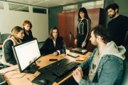 Sylia (Constance Labbé, l.), Tamara (Camille Lou, 3.v.r.) und Alexia (Claire Romain, 2.v.l.) treffen bei der Polizei auf ihre mütterliche Freundin Hélène (Carole Bouquet, 3.v.l.). Sie wurde in ihrer Wohnung überfallen. Théo (Léon Plazol, 2.v.r.) und Quentin (MB14, r.) wollen herausfinden, was genau passiert ist.