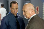 Der Doppelmord an einem Ehepaar gibt den Detectives Elliot Stabler (Christopher Meloni) und Don Cragen (Dann Florek) Rätsel auf. Die Spuren führen zu einem Attentat, dass schon lange verjährt ist.
