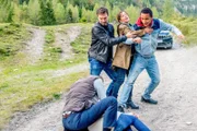 Ein schwarzer Jugendlicher wird tot auf der Choralpe aufgefunden. Nachdem das SOKO-Team rund um Lukas Roither (Jakob Seeböck, M.) und Nina Pokorny (Julia Cencig, 2.v.r.) zu Anfang noch in Flüchtlingskreisen ermittelt, richtet sich der Verdacht bald gegen Ex-Fußballprofi Gernot Halterer (Aleksandar Petrovic, l.). Seine Assistentin, Rosa Kirchler (Kristina Bangert, 2.v.l.), unterstützt bei der Arbeit mit den jungen Talenten und betreut darunter Johnny Yekini (Noah Tinwa, r.).