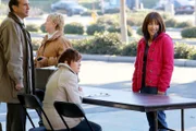 "The Middle", "Die Klassenfahrt." Brick freut sich sehr auf seine Klassenfahrt nach Chicago. Frankie macht sich hingegen große Sorgen und versucht sich ins Begleit-Team zu schmuggeln. Am Valentinstag haben Sue und Axls Kumpel Derrin sich über einer Mülltonne geküsst. Doch nun sind beide unsicher, wie es mit ihnen weitergeht. Derrin ergreift die Initiative und hält Händchen mit ihr. Als Axl dies sieht, ist er schockiert. Im Bild: Sam Lloyd, Carolyn Hennesy, Patricia Heaton.