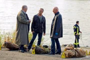 Als drei Mädchenleichen aus dem Rhein gefischt werden, erhärtet sich für die Ermittler der Verdacht, dass sie es mit einem Serientäter zu tun haben. Die Abstände, in denen er zuschlägt, werden immer kürzer. Maximal zwei bis drei Tage bleiben Ballauf (Klaus J. Behrendt, M) und Schenk (Dietmar Bär, l), um Anna Römer lebend zu finden.