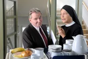 Schwester Hanna (Janina Hartwig) erwischt Wöller (Fritz Wepper) als er von dem Frühstückstablett naschen will.