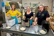 Wie gut sind moderne Brotbackautomaten? Hendrike Brenninkmeyer (l.), Tanja Becker und Brotsommelier Mario Berg machen den großen Test!