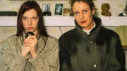 Ist Veronika Eppstein (Anka Baier, l.), die geistig behinderte Tochter des Mastbetrieb-Besitzers Eppstein, der Schlüssel zu dem Mord? Staatsanwältin Charlotte Glaser (Britta Schmeling) versucht mit dem Mädchen zu reden...