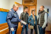Gernot Halterer (Aleksandar Petrovic, r.) ist inzwischen Spielerberater und vermittelt afrikanische Talente an Klubs in ganz Europa. Kroisleitner (Ferry Öllinger, l.), Lukas Roither (Jakob Seeböck, 2.v.l.) und Nina Pokorny (Julia Cencig, M.) suchen nach einer Verbindung zwischen Halterer und einem schwarzen Jugendlichen, der bei einem Bundeswehr-Einsatz gefunden wurde.