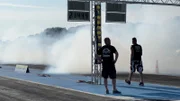 Die Vorbereitungen für das Dragster-Rennen gestalten sich schwierig.