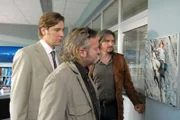 Dieter Hoffmann (Nicki von Tempelhoff, li.) spürt, dass die beiden Polizisten der „Soko Wien“, Helmuth Nowak (Gregor Seberg, mi.) und Carl Ribarski (Stefan Jürgens, re.) ihm nicht glauben.