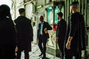 Valerios Vater hat eine Nachricht von seinem toten Sohn an Enzo (v.li.: Gina Amarante, Arturo Muselli, Pierluigi Cuomo, Alessandro Palladino, Roberto Oliveri).