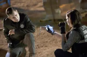 Nick (George Eads) und Sara (Jorja Fox) finden im Mund des toten Bruce Waters eine blaue Schnur.