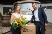 Busfahrer Andreas Schengel ist gerne vorbeigekommen, um die Siegerin in diesem Jahr, Nadine Weber, zu küren.