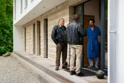 Hubert (Christian Tramitz, m.) und Girwidz (Michael Brandner, l.) befragen den Nachbarn Dr. Seidl (Markus Andreas Klauk, r.).