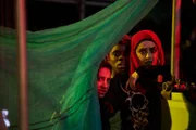 Kurz vor dem Auftritt liegen die Nerven blank selbst bei Saira (Sarah Kameela Impey, l.), Bisma (Faith Omole, M.) und Ayesha (Juliette Motamed, r.).