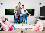 SRF bi de Lüt Familiensache Folge 1 Familie Dietrich: Daniel Dietrich (hinten l.), Evelyne Dietrich (hinten r.), Jeremy (vorne l.), Ian (vorne M.) und Thierry (vorne r.)