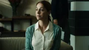 Charlotte Pahl (Ulrike C.Tscharre) wird von den Hauptkommissaren befragt. Im Hintegrund: Felix Voss (Fabian Hinrichs).
