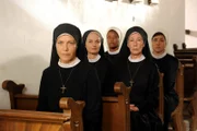 (v.li.): Janina Hartwig (Hanna Jakobi), Emanuela von Frankenberg (Agnes Schwandt), Denise M’Baye (Schwester Lela) Karin Gregorek (Felicitas Meier), Katharina Hackhausen (Tabea von Belheim).