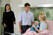 Sven kommt mit dem Baby und seinem Vater zu Lena (v.li.: Janina Hartwig, Matthias Ransberger, Birte Hanusrichter).