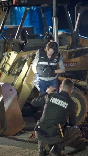 Nick (George Eads) und Sara (Jorja Fox) finden den toten Bruce Waters und eine Waffe.