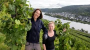 Janina Schmitt (l) und Rebecca Materne vom Weingut Materne & Schmitt in Winningen. Die beiden Winzerinnen kennen sich seit dem Studium und teilen seit über zehn Jahren die Leidenschaft für Riesling.