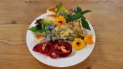 Das Menü von Sarah Alberts: Brennesselquiche mit Wildkräuter- und roter Beetesalat.