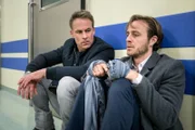 Jochen Astmann (Gabriel Raab, r.) bangt um das Leben seines Kindes, das bei einem Verkehrsunfall verletzt wurde. Jan Maybach (Marco Girnth, l.) leistet ihm Beistand. Beinahe wäre Jan selbst Opfer dieses Unfalls geworden.