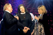 Die Wohltätigkeitsgala: Frau Laban und Wöller versöhnen sich (v.li.: Fritz Wepper, Janina Hartwig, Andrea Wildner).