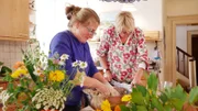 Sarah Alberts (li.) und ihre Küchenfee Sibylle Wiesemann (in der Küche bei den Vorbereitungen.