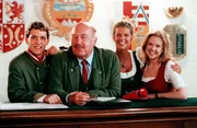 "Schlosshotel Orth", "Eine neue Chance." Unter Evas Betreuung schreitet Sissys Genesung gut voran. Wenzel und Georg sind zuversichtlich, dass auch ihre Lähmung eines Tages wieder verschwindet. Doch Sissy ist verzweifelt. Sie kann nicht glauben, dass Georg sie auch als Krüppel liebt. Auf Wenzel wartet indes im Schlosshotel eine Überraschung: Seine französische Freundin kommt auf Besuch. Dabei muss er sich noch um die kleine Katrin Altmann kümmern, die sich nach einem Kutschenunfall plötzlich an gar nichts mehr erinnert. Vor allem nicht an die geplante Scheidung ihrer Eltern. Im Bild (v.li.): Andreas Ban (Lukas Stritzel), Hans Kraemmer (Josef Schimek), Johanna Hohloch (Agnes), Birgit Linauer (Pepi).