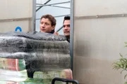 "Soko Kitzbühel", "Vergeltung - Teil 1." Eine junge Frau liegt tot auf ihrem Bett. Was zunächst aussieht wie ein missglücktes Liebesspiel stellt sich als perfider Mord heraus. Die Tote ist PR-Expertin Eva Winger, die für die alteingesessene Tiroler Firma Traubach gearbeitet hat. Ihr Bruder Thomas ist bei der Polizei kein Unbekannter. Erst vor kurzem hat er eine Haftstrafe abgebüßt. Natürlich interessieren sich Karin und Lukas sofort für ihn. Aber nicht nur sie, sondern auch Chefinspektor Felix Stadler vom LKA Innsbruck. Porträts der Toten führen zum Kunstfotografen Paul Corelli. Karin findet heraus, dass er vor Jahren mit ähnlich gelagerten Frauenmorden in Verbindung gebracht wurde. Währenddessen stößt Lukas auf ein dunkles Geheimnis in der Familienchronik der Traubachs. Da werden Karin und Lukas zum Haus der Toten gerufen in das eingebrochen wurde. Die Jagd nach dem Verdächtigen verändert das Leben der Ermittler radikal.Im Bild (v.li.): Thomas Unger (Felix Stadler), Jakob Seeböck (Lukas Roither).