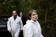 Von links: Leiter der Spurensicherung Michael Schatz (Matthias Egersdörfer), Hauptkommissar Felix Voss ( Fabian Hinrichs), Hauptkommissarin Paula Ringelhahn (Dagmar Manzel) am Tatort.
