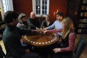Verbringen eine gemeinsame Nacht auf dem vermeintlichen Spukschloss: Alexander (Paul Grasshoff, l.), Mia (Josephine Schmidt, 2.v.l.), Kimmo Kankunnen (Detlef Bierstedt, 3.v.l.), Anna (Jeanette Biedermann, 3.v.r.), Jonas (Roy Peter Link, 2.v.r.) und Annett (Tanja Wenzel, r.) ...