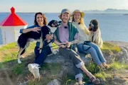 Auf und davon Im hohen Norden Mona Vetsch mit Auswanderer Lorenzo von Holzen und seiner Frau Nelly auf der norwegischen Inselgruppe der Lofoten. Auf und davon Im hohen Norden Mona Vetsch mit Auswanderer Lorenzo von Holzen und seiner Frau Nelly auf der norwegischen Inselgruppe der Lofoten.