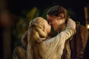 Marsali (Lauren Lyle) und Fergus (César Domboy)