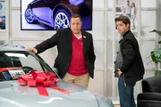 Kevin Gable (Kevin James), Autokäufer (Billy Peck, r.)