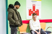 Moritz (Tijan Nije, l.) versucht Jonas (Valon Krasniqi) davon zu überzeugen, dass es sinnvoll sei, die Organe seiner toten Mutter zu spenden.