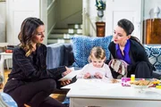 Simone (Tatjana Clasing, r.) macht Jenny (Kaja Schmidt-Tychsen, l.) wegen Annabelle (M.) ein schlechtes Gewissen.