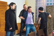 Christoph (Lars Korten) lässt sich auch von Carlos' Schlägern (Komparsen) nicht einschüchtern... (l. Francisco Medina als Maximilian)