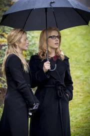 Mia Smoak (Katherine McNamara, l.) und Felicity Smoak (Emily Bett Rickards, r.)