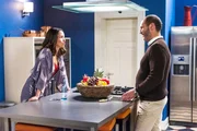 Jenny (Kaja Schmidt-Tychsen) gesteht Richard (Silvan-Pierre Leirich), dass sie fürchtet, ihre Familie vernachlässigt zu haben.