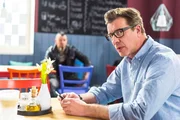 Christoph (Lars Korten) wird von Carlos' Schergen (hinten Komparse) unter Druck gesetzt.