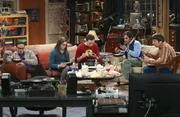 Die Clique ist längst vom Virus des Technologie-Zeitalters befallen, doch während Leonard (Johnny Galecki, l.), Sheldon (Jim Parsons, 3.v.l.), Raj (Kunal Nayyar, 2.v.r.) und Howard (Simon Helberg, r.) wie verrückt in die Tasten tippen, kämpft Amy (Mayim Bialik, 2.v.l.) mit der mangelnden Kommunikation untereinander ...
