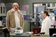 Während Sheldon allen auf die Nerven geht, weil er sich ein paar Tage freinehmen musste und nichts mit sich anzufangen weiß, wird Amy (Mayim Bialik, r.) an der Uni von einem sehr speziellen Verehrer (Brian Posehn, l.) umgarnt ... Während Sheldon allen auf die Nerven geht, weil er sich ein paar Tage freinehmen musste und nichts mit sich anzufangen weiß, wird Amy (Mayim Bialik, r.) an der Uni von einem sehr speziellen Verehrer (Brian Posehn, l.) umgarnt ...
