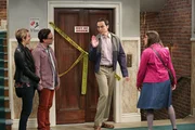 Sheldon (Jim Parsons, 2.v.r.) und Amy (Mayim Bialik, r.) holen die Date-Nights nach, die w&auml;hrend Sheldons Zugreise ausgefallen sind, da sie vertraglich dazu verpflichtet sind. In der Hoffnung ein Doppeldate w&uuml;rde auch doppelt z&auml;hlen, l&auml;dt Sheldon kurzerhand Penny (Kaley Cuoco, l.) und Leonard (Johnny Galecki, 2.v.l.) ein. Doch kann das gut gehen?