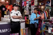 Tina Butler (Tichina Arnold (r.)