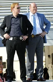 Lt. Horatio Caine (David Caruso, l.); Det. Frank Tripp (Rex Linn, r.)