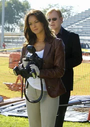 Natalia Boa Vista (Eva La Rue, l.); Lt. Horatio Caine (David Caruso, r.)