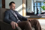 Die ungezwungene Affäre zwischen Holmes ((Jonny Lee Miller) und Agatha wird kompliziert, als Agatha plötzlich Holmes eine schockierende Frage stellt ...